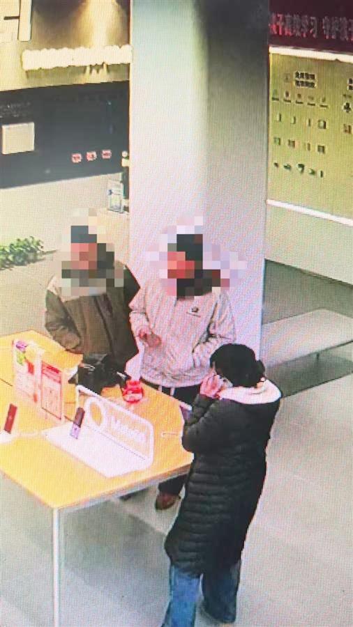 14岁男孩拉路人冒充爸爸去买手机 真爸爸投诉，商家同意全额退款