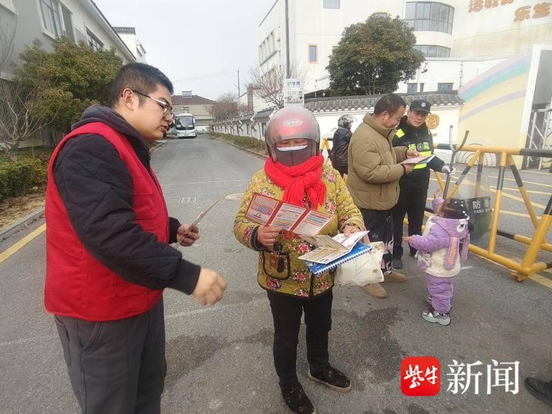 南京栖霞长江村开展未成年人安全主题宣传